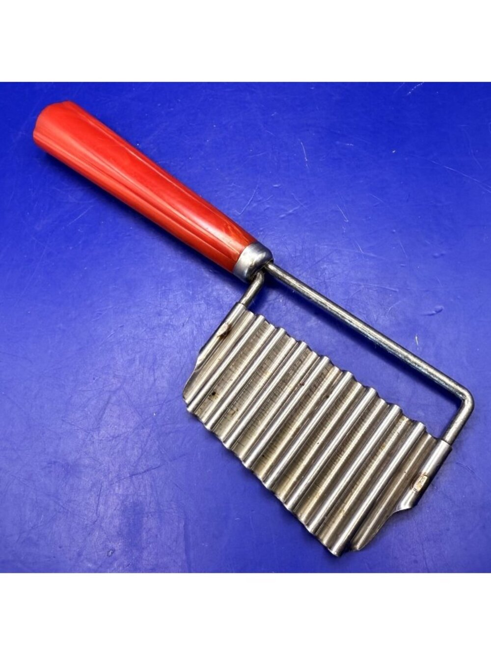 Vintage Bakelite Red Marbled Crinkle Cutter Potato Vegetable Chopper Stainless